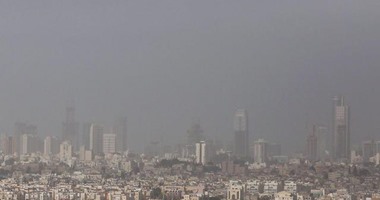 بالصور.. عاصفة ترابية تصيب الحياة فى إسرائيل بالشلل 