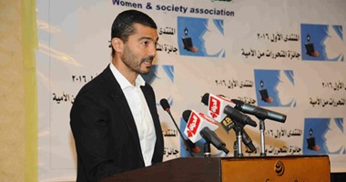بالصور.. خالد النبوى يوزع جوائز المتحررات من الأمية 2016
