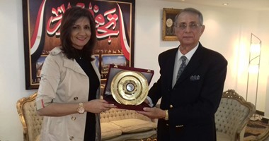 مركز مكافحة الإرهاب يهدى وزيرة الهجرة درعا لتشجيعها للمصرين بالخارج على المشاريع التنموية