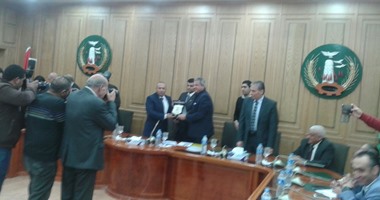 هشام عبدالباسط يسلم درع محافظة المنوفية لوزير الرياضة