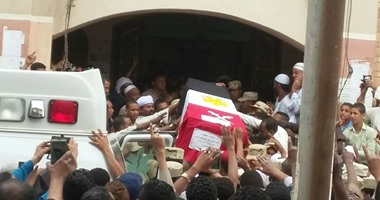 بالصور .. وصول جثمان المجند شهيد سيناء لمسقط رأسه فى دراو بأسوان