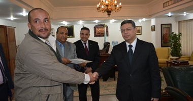 بالصور.. وزير القوى العاملة يسلم عقود لـ 8 سائقين للعمل بالكويت