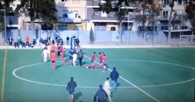 بالفيديو.. خناقة شوارع فى مباراة هواة بكتالونيا