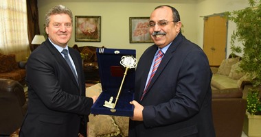 بالصور.. رئيس مقدونيا يزور الإسكندرية قبل مغادرته البلاد.. جورجى إيفانوف يتفقد مكتبة الإسكندرية ويتسلم مفتاح الثغر بعد 23 قرنا من تأسيسها على يد الإسكندر الأكبر.. ويعرب عن سعادته الشديدة بالزيارة
