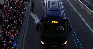 بالفيديو.. جماهير أتلتيكو مدريد تستقبل اللاعبين بالشماريخ قبل لقاء ايندهوفن