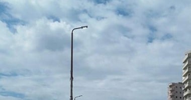 صحافة المواطن: إضاءة أعمدة الإنارة ظهرا أمام المجلس المحلى بكفر الدوار