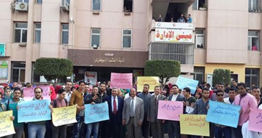 بالصور.. وقفة صامتة لأساتذة طب بيطرى بنها اعتراضا على نقابة الصيادلة