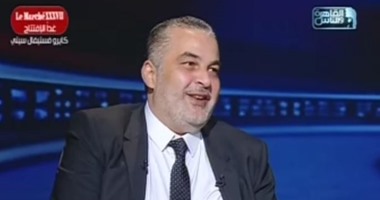 نشرة أخبار "العالم التخيلى" تجربة جديدة عمرو رجائى على القاهرة والناس