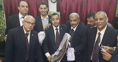 بالصور.. تفاصيل القبض على خليجيين حاولا تهريب أكبر كمية حشيش فى تاريخ مطار القاهرة.. الضبطية تكفى لإغراق البلاد 3 أشهر..والتحريات تكشف:المتهمان يعملان لصالح مافيا دولية..ووزير المالية يشكر رجال الجمرك