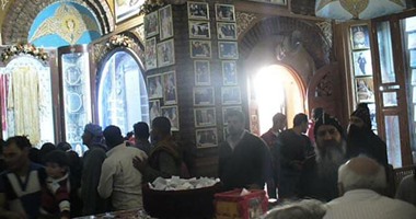 توافد مئات الأقباط على دير الأنبا بيشوى للاحتفال بذكرى وفاة البابا شنودة