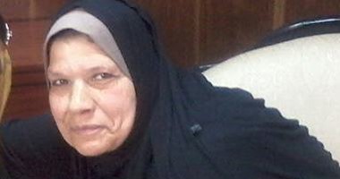 الفائزة بالأم المثالية فى محافظة الشرقية: تحملت الزوج الكفيف وعاونته 15 عاما فى الذهاب والإياب للعمل.. وفترينة البقالة هى التى أعانتنى على تعليم أبنائى الثلاثة.. والابن الأكبر: أقل جائزة تستحقها