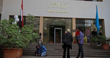 أمين الأعلى للآثار يفحص القطع الأثرية المصرية المضبوطة بإيطاليا