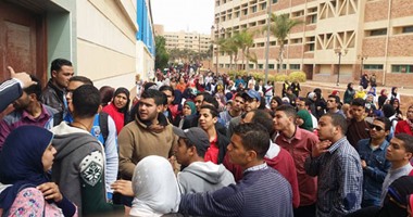 بالصور.. غضب طلاب "العلوم الطبية" بجامعة فاروس بسبب قرار تغيير مسمى الشهادات.. والنقابة تخاطب "التعليم العالى" للتراجع عنه.. وأولياء الأمور يطالبون المسئولين بتوضيح صحته حفاظا على مستقبل أبنائهم