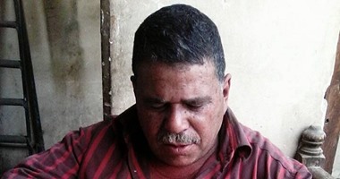 عم حسين شغال فى السلك "الدبلوماسى" بمدق نحاس.. نقش اليفط شغلته