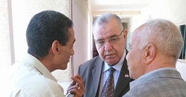 بالصور.. وكيل تعليم الوادى الجديد يعتذر للمدرس المعتدى عليه من طالب