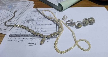بالصور.. ضبط راكب لمحاولته تهريب كمية من الذهب المرصع بالألماظ حول جسده