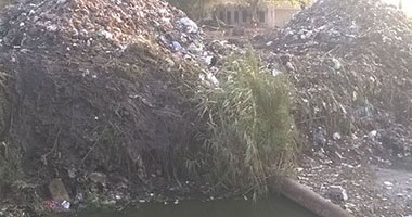 بالصور.. رمى مخلفات مصرف كوم النور بالشرقية على جانبى نهر الطريق