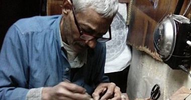 الحاج مصطفى.. ما بيعرفش يقرا ويكتب وبيعلم طلبة فنون جميلة "قص الصدف"