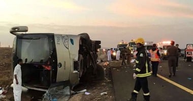 بالصور.. الخارجية: مصرع 19 معتمرا مصريا فى انقلاب أتوبيس بطريق "مكة - المدينة"