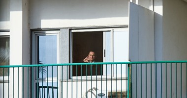 مبارك يحيى العشرات من مؤيديه  أمام مستشفى المعادى العسكرى