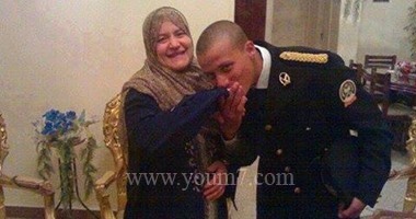 بالصور.. كيف تقضى أمهات شهداء الشرطة عيد الأم؟.. والدة محمود المحرزى ترتدى ملابس بيضاء فرحاً باستشهاد ابنها أثناء تأديته الواجب.. والدة كريم فؤاد: قدم لى هديتى قبل العيد لإنه كان حاسس إن الدور عليه