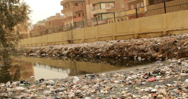 بالصور.. إهمال المحليات يحول المناطق الأثرية لبؤرة تلوث.. الصرف الصحى يحاصر المدارس فى سقارة.. ترعة الشبرامنتية تحولت إلى مقلب قمامة.. الطلاب يشتكون من الروائح الكريهة.. و"الرى": خطة عاجلة لحل الأزمة