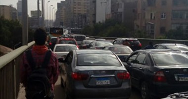 شلل مرورى أعلى كوبرى كفر داود بالمنوفية بعد انقلاب سيارة نقل 