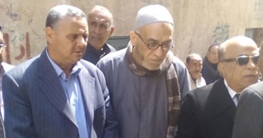 بالصور.. بعد الهجوم على كمين الصفا بالعريش.. الحزن يخيم على "بركة السبع" مسقط رأس الشهيد محمد البدرى.. والدته تردد: محمد عايش وهيكلمنى دلوقتى.. والأهالى يطالبون الرئيس السيسى بالقصاص للشهداء