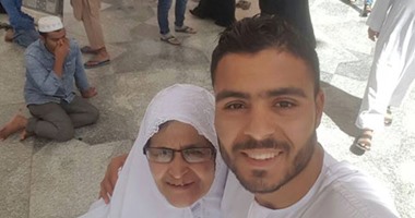 لاعب الزمالك يلتقط سيلفى مع والدته أثناء مناسك العمرة