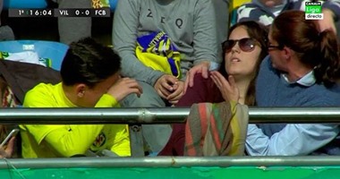 بالفيديو.. ميسي يضرب مشجعة فياريال بالكرة!