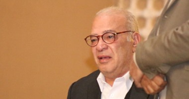 بالصور.. صلاح عبد الله يدخل فى نوبة بكاء أثناء تلقيه عزاء شقيقه
