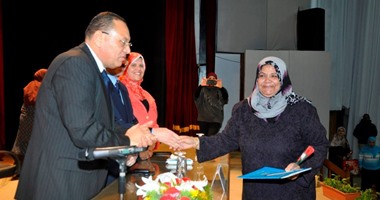 جامعة قناة السويس تكرم الفائزين الأم المثالية والأب المثالى