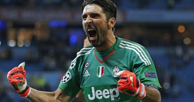 تشكيل.. 11 مقاتلا يتحدون تقدم العمر فى ملاعب العالم