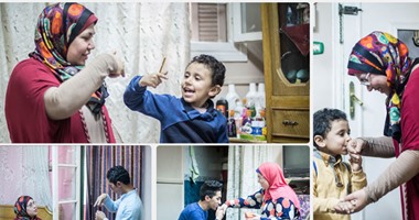 قصة مصورة.. يوم فى حياة "سلوى" أم تقاسم أبناءها الحب بـ"الإشارة".. ابنتها الكبرى: تعلمنا لغة الإشارة من صغرنا واعتمدنا على نفسنا فى المذاكرة.. وآخر العنقود: هعلم لغة الإشارة لكل الناس عشان خاطر ماما
