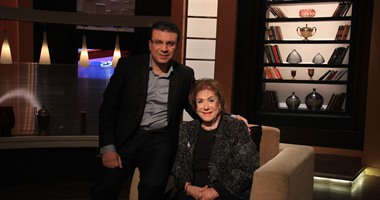 بالصور..عمرو الليثى يكرم سميحة أيوب ويهديها درع "الحياة" احتفالا بعيد الأم
