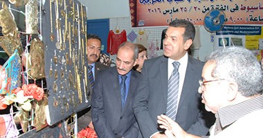 محافظ أسيوط يفتتح معرض المجلس القومى للمرأة للمنتجات اليدوية