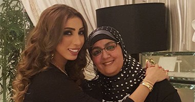 دنيا بطمة لوالدتها: كل عام وأنت تاج راسى الذى أتزين به كل يوم