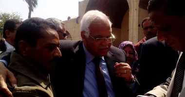 أهالى السيدة زينب ينهالون على محافظ القاهرة بالطلبات..والسعيد يوجه بمساعدتهم