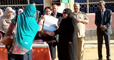 بالصور.. مدارس الخارجة تكرم الأمهات المثاليات فى أجواء احتفالية