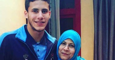 رمضان صبحى يحتفل بوالدته فى عيد الأم
