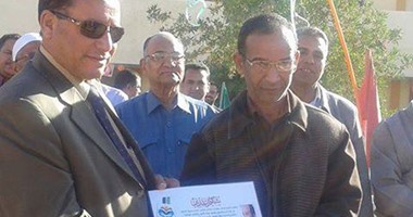 مدرسة بالداخلة تختار الرئيس السيسى أبا مثاليا فى الاحتفال بأعياد الأسرة