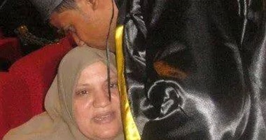 بالصور.. رسائل أمهات الشهداء فى عيد الأم.. والدة كريم فؤاد: "قدم لى هديتى قبل العيد لأنه كان حاسس إن الدور عليه".. والدة شهيد أسوان لابنها: عشت بطلا ومت بطلا.. وأم شهيد ببنى سويف: "كان نفسى أحضر زفته"