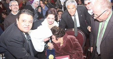 تكريم كريمة مختار وسميحة أيوب ورجاء حسين بـ"عيد الأم" فى المسرح القومى