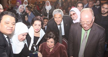 بالصور.. كريمة مختار على كرسى متحرك باحتفالية عيد الأم بالمسرح القومى