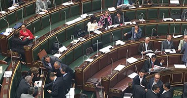 أحاديث جانبية بين نواب البرلمان قبل بدء الجلسة العامة