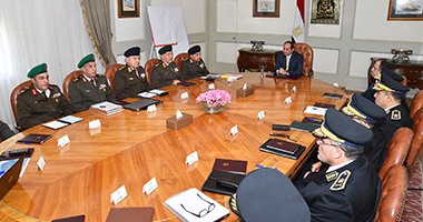 4 تعليمات رئاسية لـ"السيسي" فى اجتماعه بوزيرى الدفاع والداخلية والقيادات العسكرية.. مواصلة التنسيق الكامل بالعمل الميدانى بين القوات المسلحة والشرطة.. والتصدى بمنتهى القوة لأى اعتداء على المنشآت