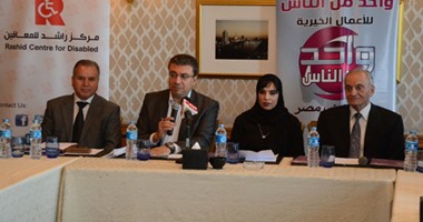 عمرو الليثى يهدى درع "واحد من الناس" لمدير مركز راشد لرعاية الطفولة