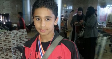 بالصور..صاحب ذهبية "المواى تاى" يصل مطار القاهرة بعد فوزه على إسرائيل