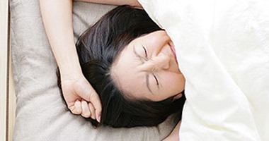 لو كل يوم بيروح عليك نومة .. حط الموبايل بعيد الحل السحرى لضبط نومك
