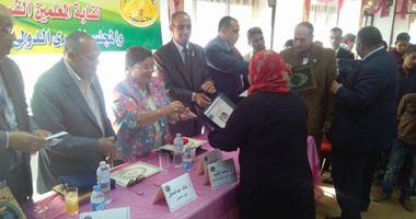 بالصور.. نقابة المعلمين بالإسماعيلية تكرم 15 أما مثالية